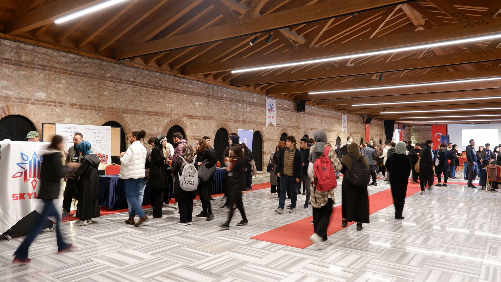 Tarihi Hamam fuayesinde stantları gezen katılımcılar
